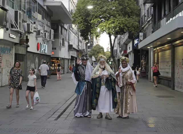 por-la-peatonal-los-tres-reyes-magos-ya-llegaron-rosario-y-se-pasean-el-centro-alegria-los-chicos-esta-noche-dudas-tambien-llegaran-los-regalos