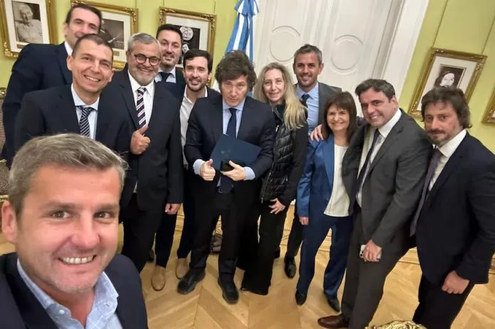 cempero-radical-selfie-milei-radicales-diputados-696x463